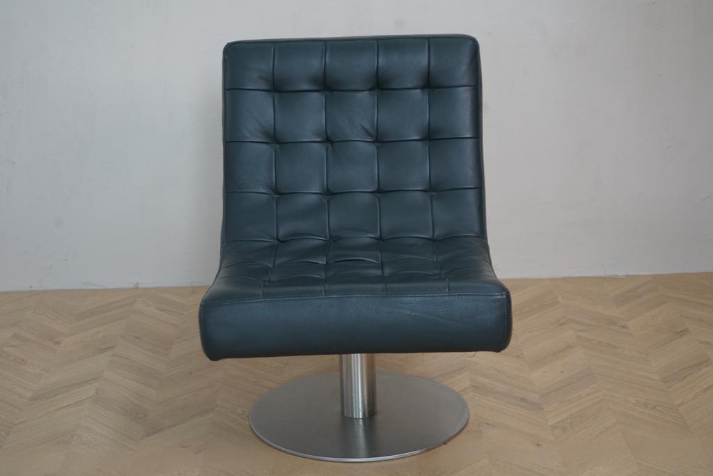 Arne Norell lænestol i sort læder uden armlæn – set forfra med drejestel